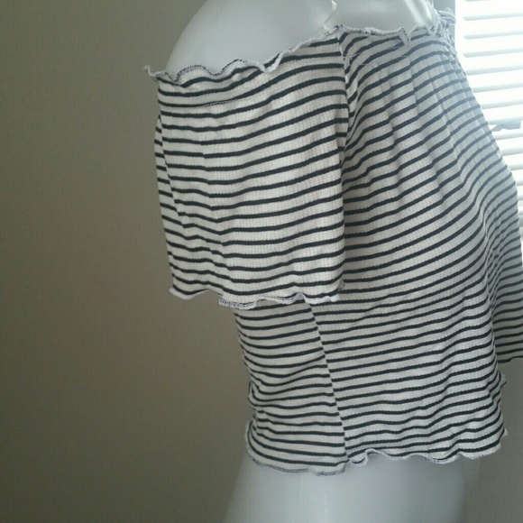 Striped Off the Shoulder Crop Top - Picture 2 of 3